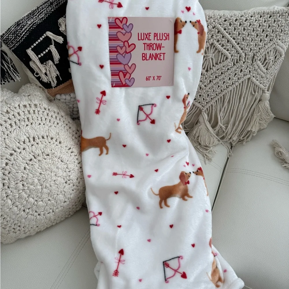 Luxe Plush Throw Blanket with Dog and Heart Design Valentine Dachshund Doxie